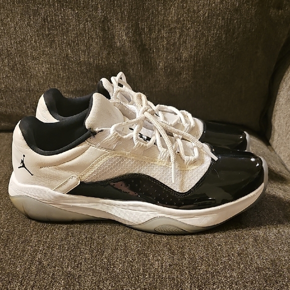 🖤🤍Nike Jordan 11 CMFT Low - Black & White Sneakers - Picture 2 of 10